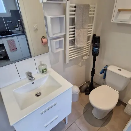 Modern House, Bright And Quiet Assured Ναντ