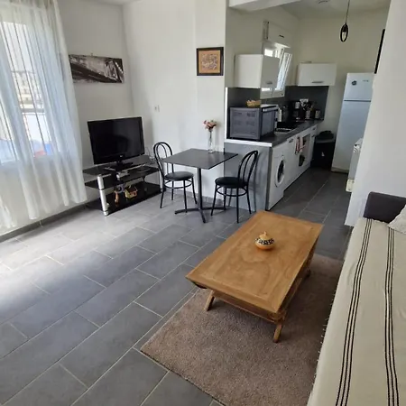 Modern House, Bright And Quiet Assured Ναντ